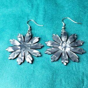 3/10$ NWOT gray acrylic flowers earrings